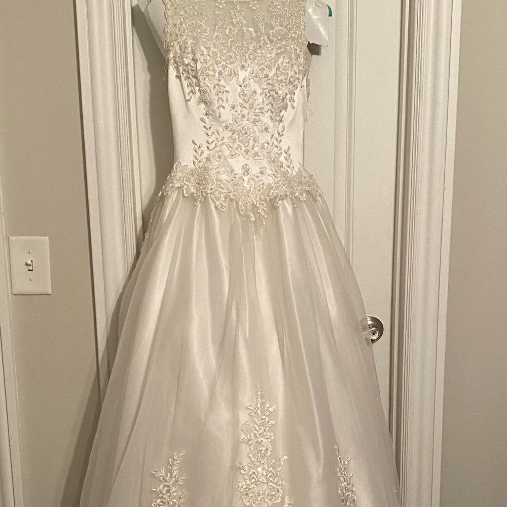 Off-white Ginza Collection ball gown w/ lace and beading! Early 2000s